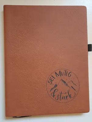 Notizbuch mit Schlaufe -Sei mutig & stark - Kastanienbraun mit Logo