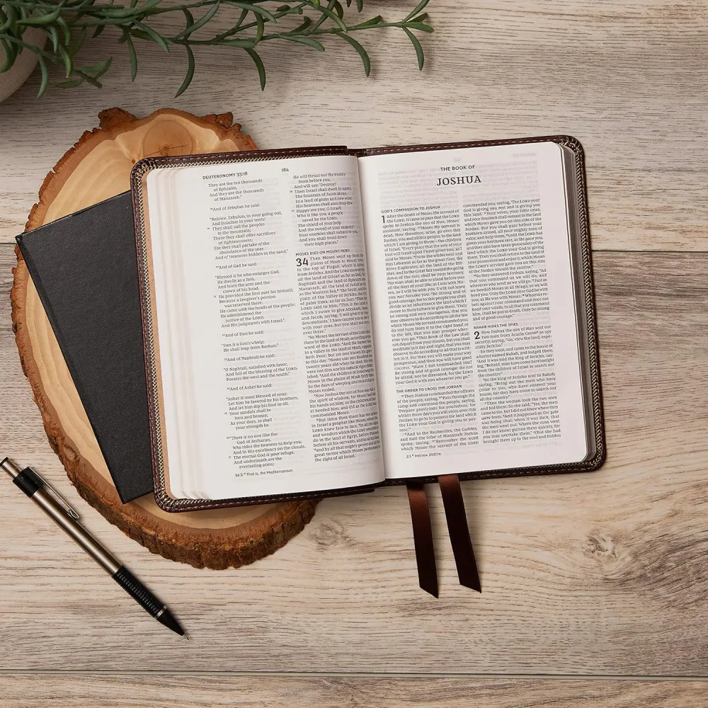 Anglais, Bible, New King James Version, compacte, similicuir noiir motif croix, paroles de Jésus...