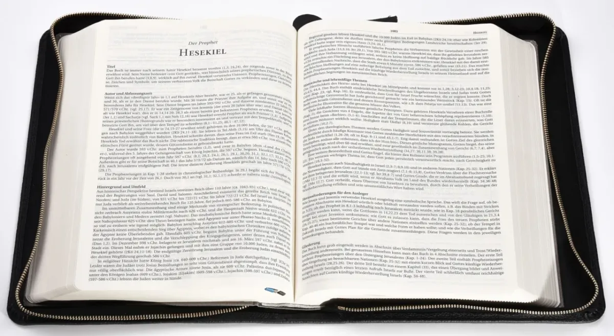 MacArthur Studienbibel mit Echtleder-Bibelhülle - Hülle in leicht genarbten Echtleder mit...