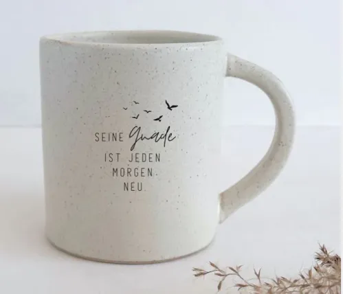 Tasse Biggy - Seine Gnade ist jeden Morgen neu - Steingut, beige gesprenkelt, 400ml