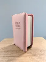 Anglais, Bible NIV, caractères élargis, moyen format, rose pastel, fermeture éclair - NIV Larger...