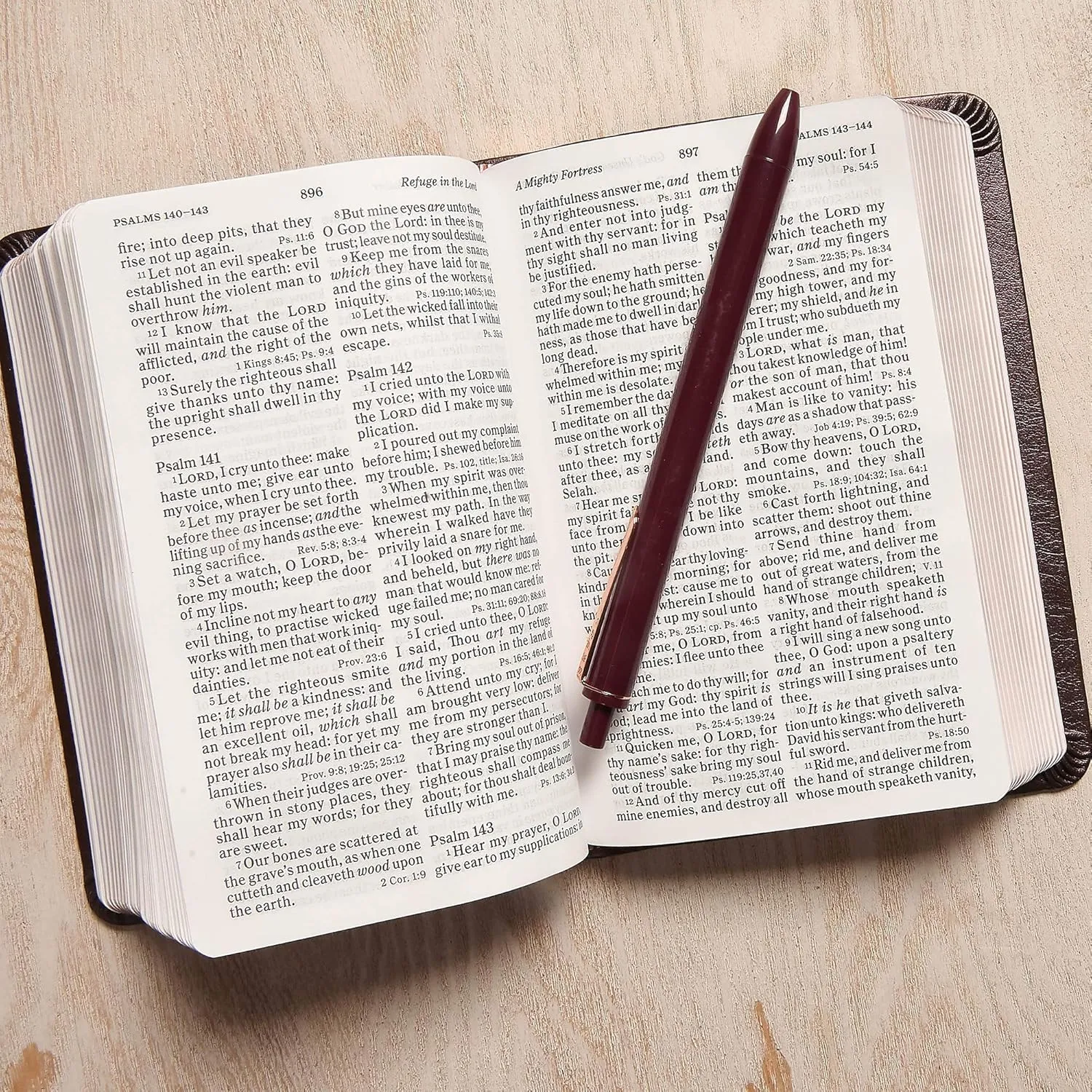 Anglais, Bible, King James Version, compacte, à références, similicuir brun avec croix celtique,...