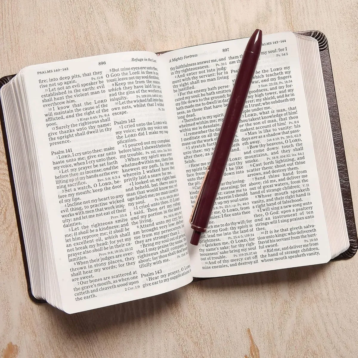 Anglais, Bible, King James Version, compacte, à références, similicuir brun avec croix celtique,...