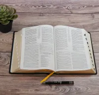 BIBEL NEG MACARTHUR, BIEGSAMES LEDER, GOLDSCHNITT, GRIFFREGISTER, SCHWARZ (MIT SCHACHTEL)