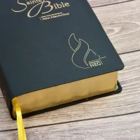 BIBEL NEG MACARTHUR, BIEGSAMES LEDER, GOLDSCHNITT, GRIFFREGISTER, SCHWARZ (MIT SCHACHTEL)