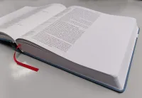 NGÜ Neues Testament - Journaling-Ausgabe, gebunden blau mit Gummiband