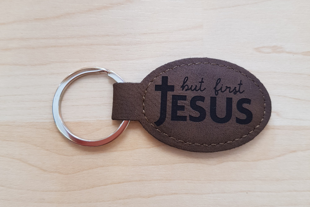 Schlüselanhänger, "But Jesus First" - dunkelbraun, Kunstleder, mit graviertem Schriftzug