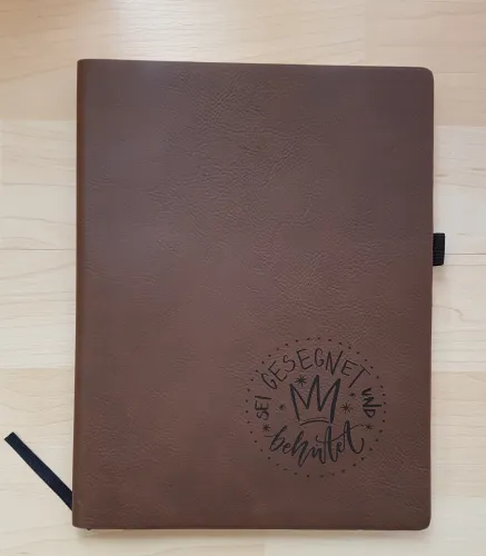 Notizbuch mit Schlaufe -Sei gesegnet und behütet - Dunkelbraun mit Logo